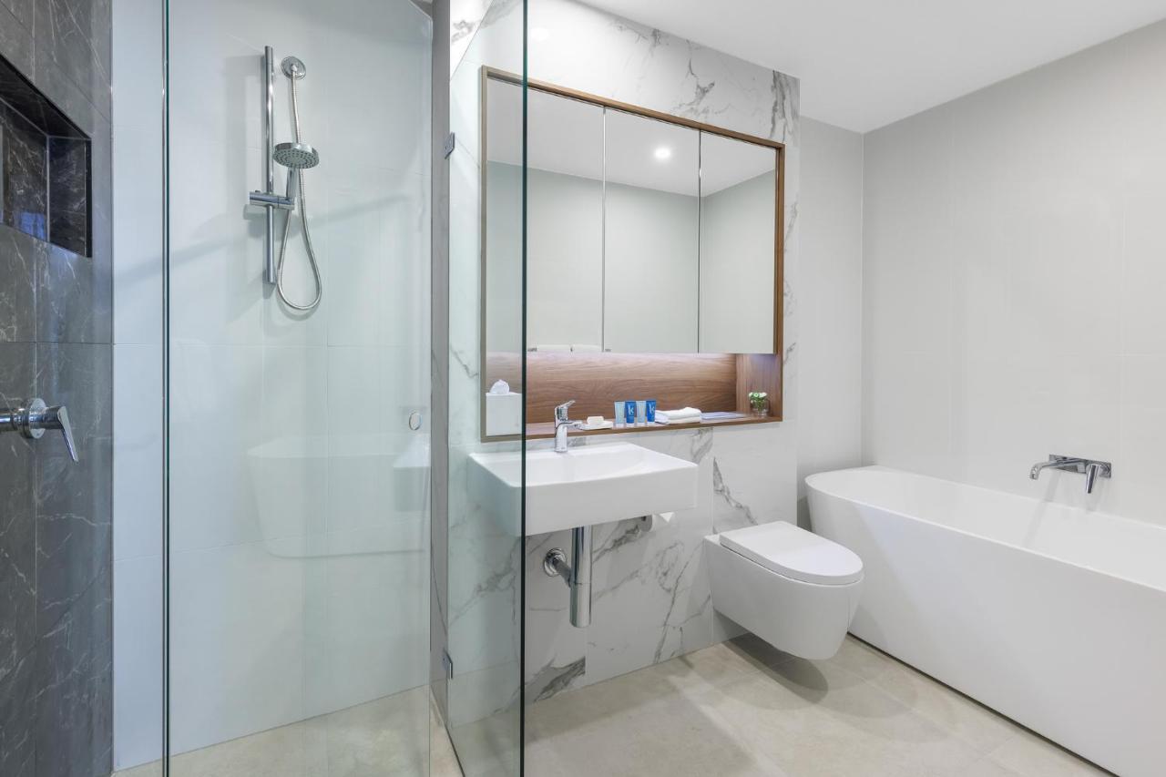 Meriton Suites Liverpool Exterior photo A bathroom in a hotel