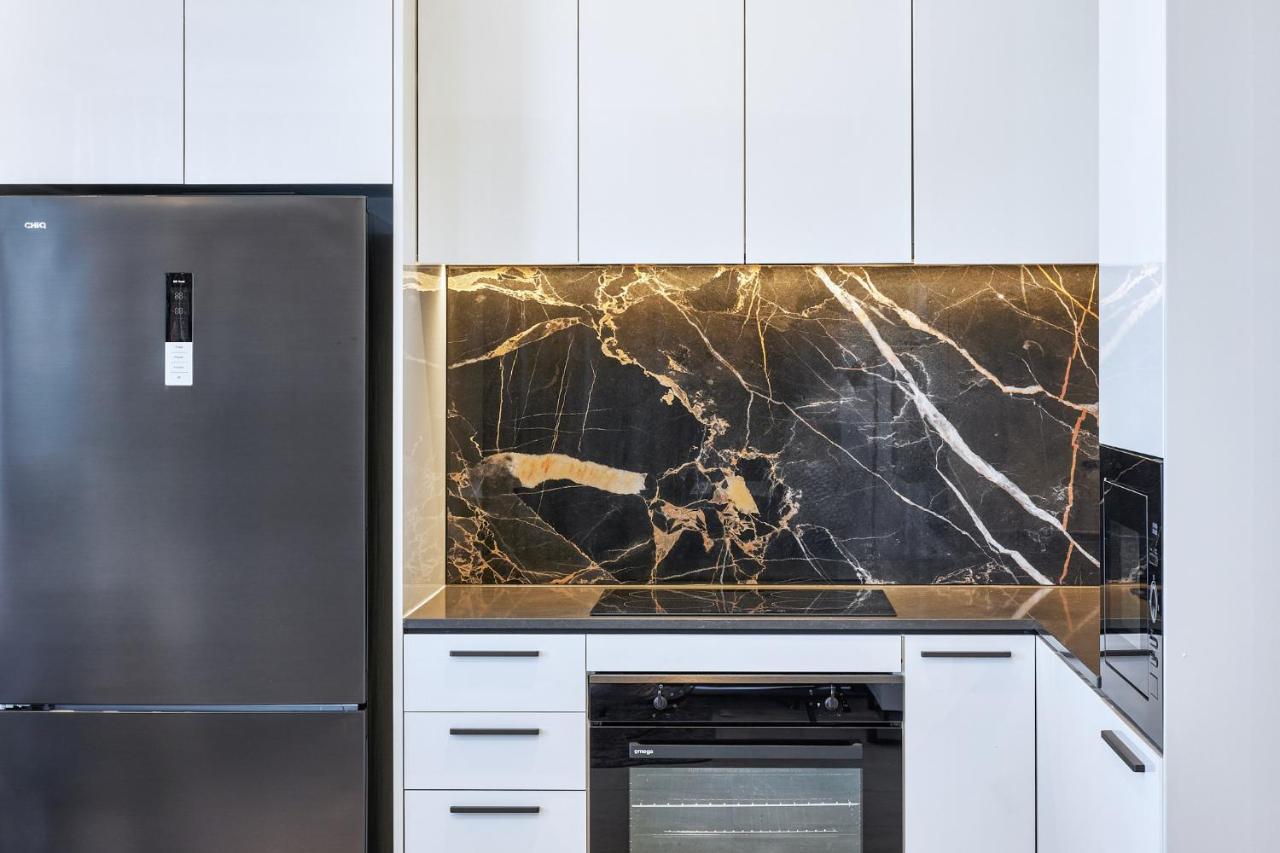 Meriton Suites Liverpool Exterior photo A kitchen with a black granite countertop