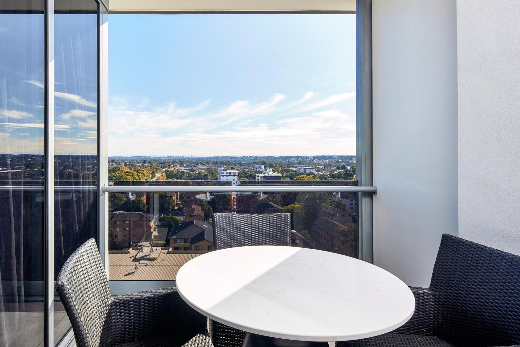 Meriton Suites Liverpool Exterior photo A balcony at the apartment