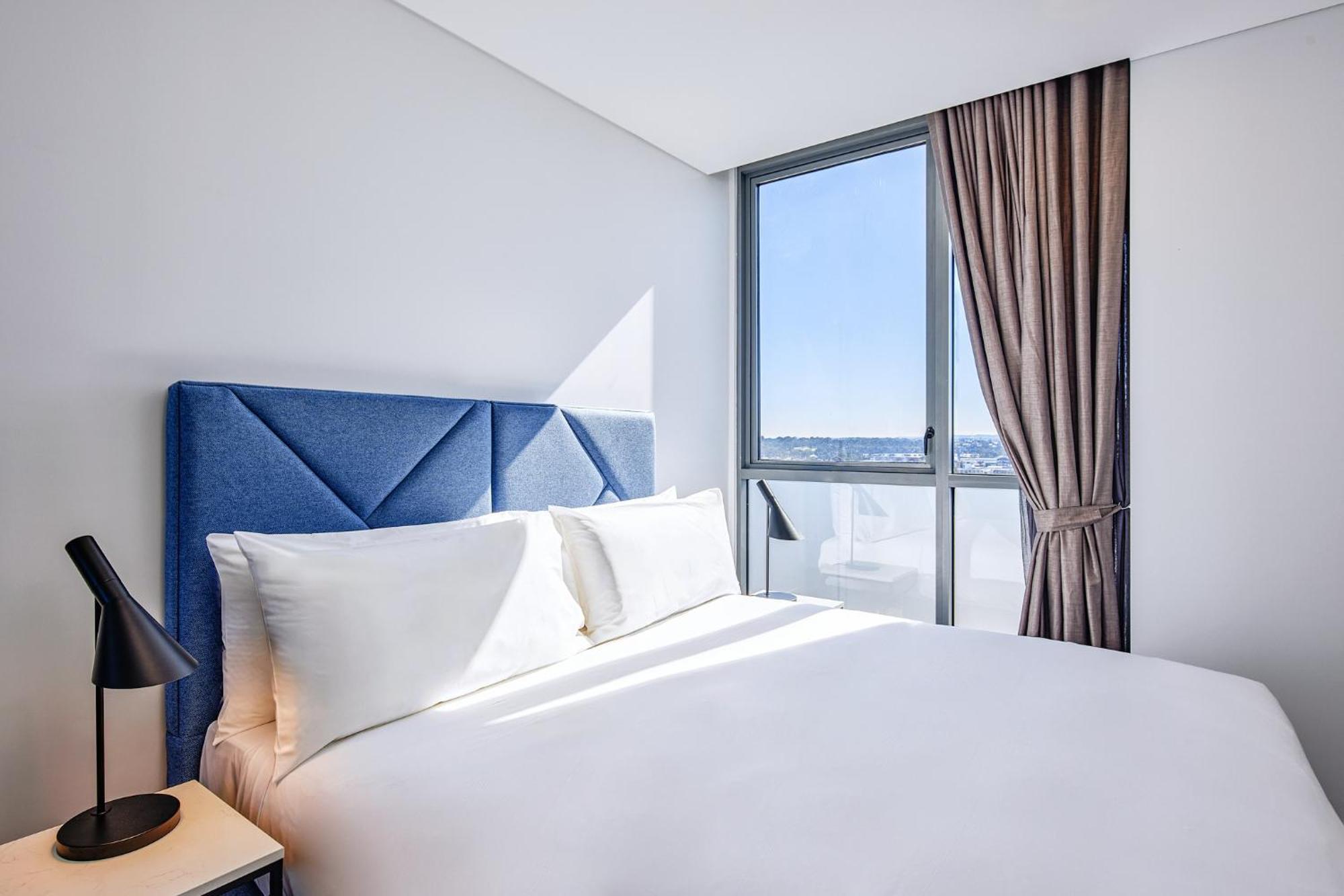 Meriton Suites Liverpool Exterior photo A bedroom at the hotel