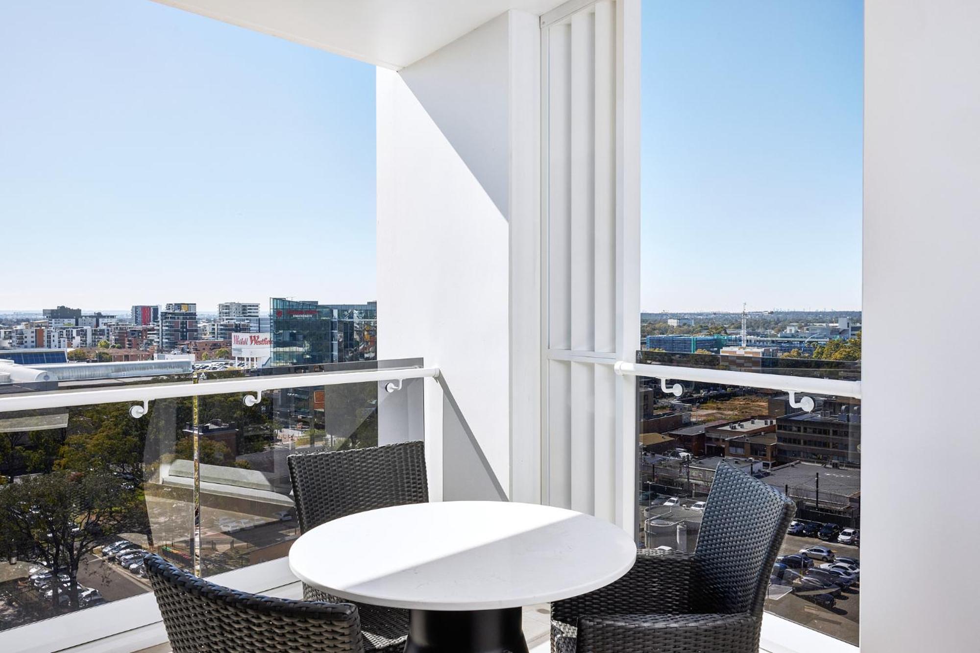 Meriton Suites Liverpool Exterior photo A balcony at the apartment