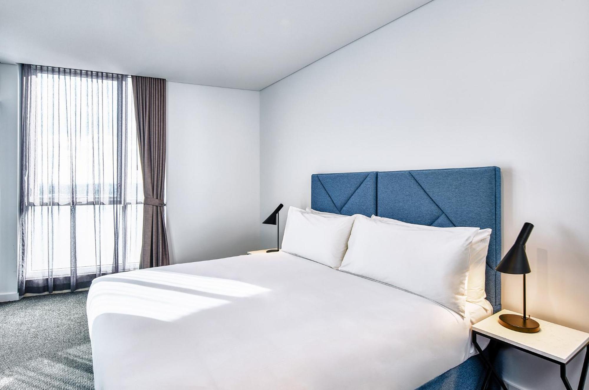 Meriton Suites Liverpool Exterior photo A bedroom at the hotel