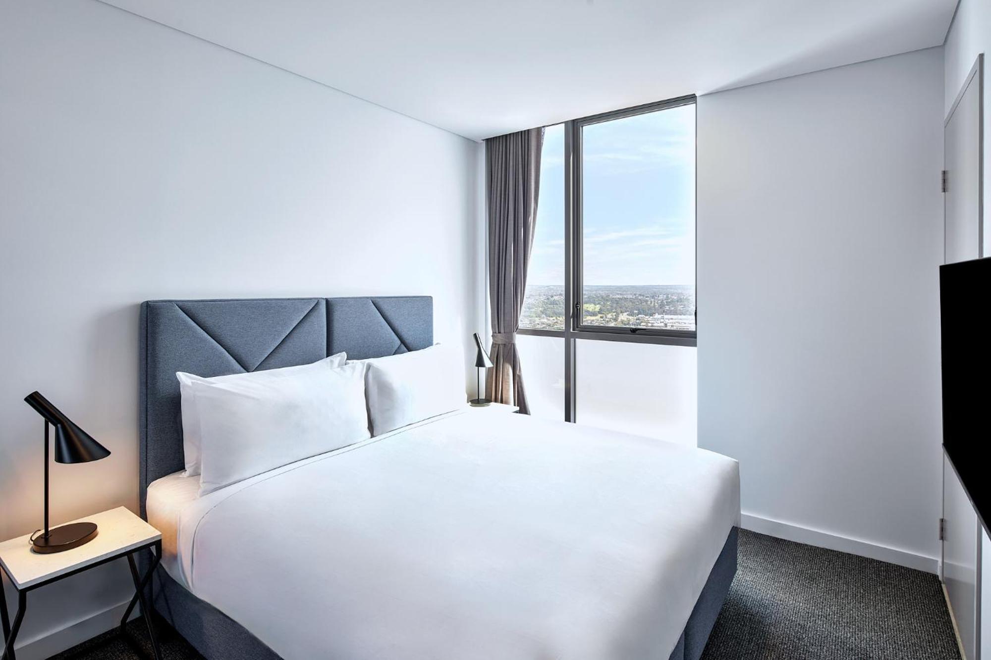Meriton Suites Liverpool Exterior photo A bedroom at the hotel