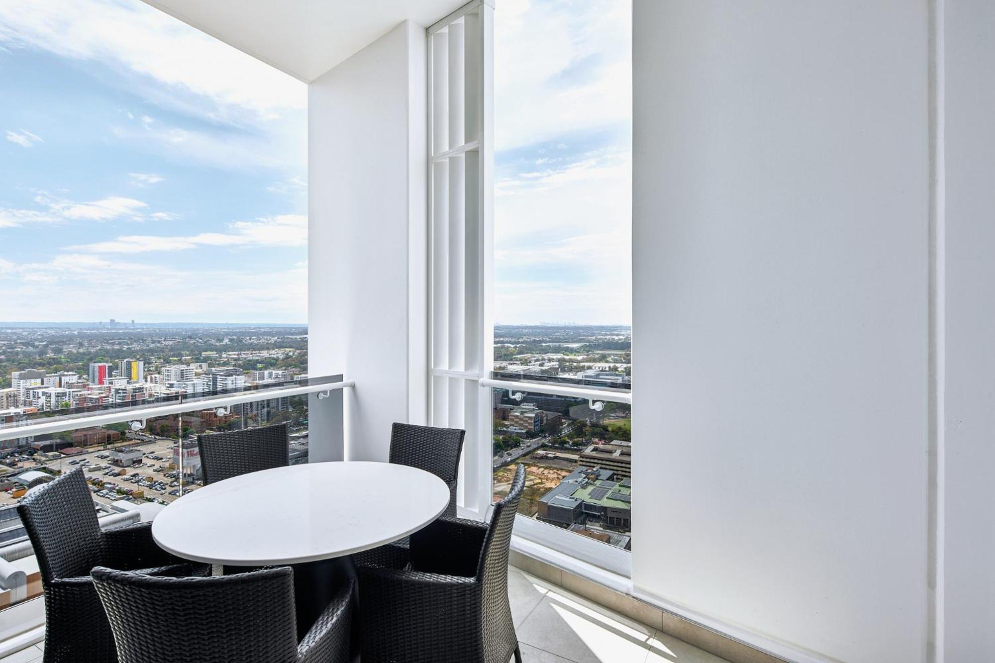 Meriton Suites Liverpool Exterior photo Balcony