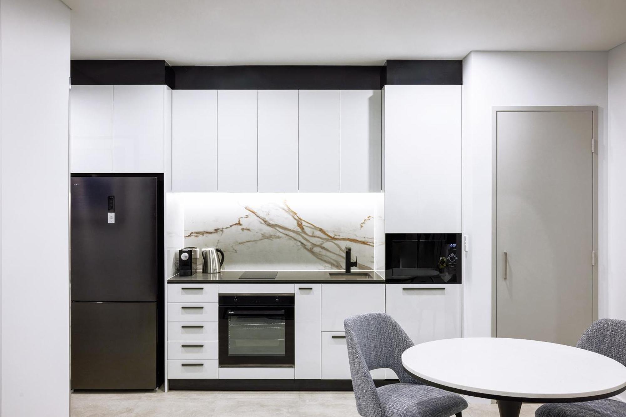 Meriton Suites Liverpool Exterior photo A modern kitchen